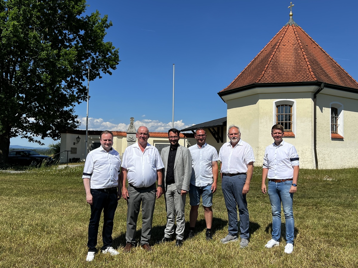 Foto (Abgeordnetenb�ro Passau): (v. l.) MdL Stefan Meyer, MdL Christian Lindinger, B�rgermeister Florian Gams, 2. Kommandant J�rg Baumann, 2. B�rgermeister Rudolf Emmer, 3. B�rgermeister Stephan Katzbichler.