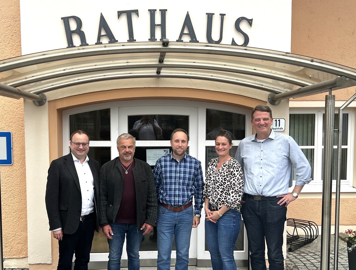 Foto (Abgeordnetenb�ro Passau): (v. l.) MdL Stefan Meyer, G�ntner Meier, 3. B�rgermeister; Katrin Dandl, Gesch�ftsleitung, 1. B�rgermeister Josef F�llmeier, Tobias Birchinger, CSU Ortsvorsitzender Haarbach.