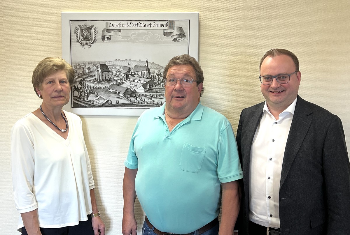 Foto (Abgeordnetenb�ro Passau): (v. l.) Stellvertretende CSU-Ortsvorsitzende Paula Graml, MdL Stefan Meyer, 1. B�rgermeister Josef Schmidbauer.