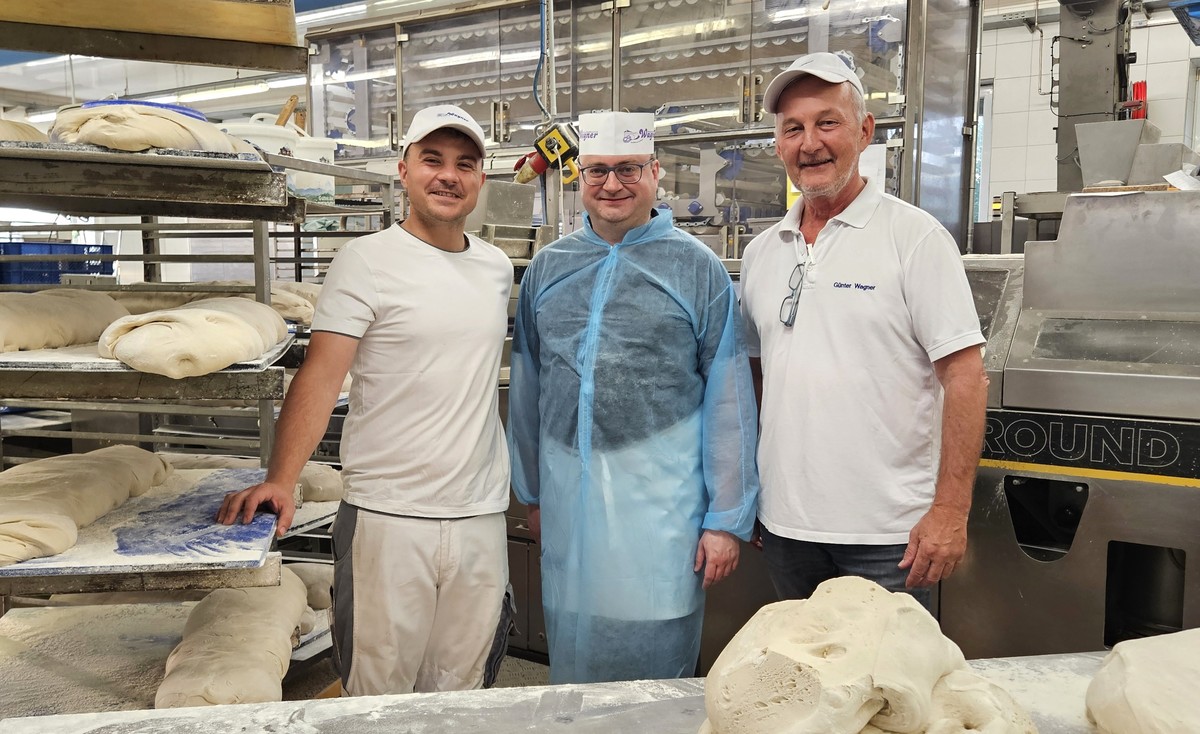 Foto (Stefanie Starke): (v. l.) der neue Gesch�ftsf�hrer Raphael Wagner, MdL Stefan Meyer und Seniorchef G�nter Wagner.