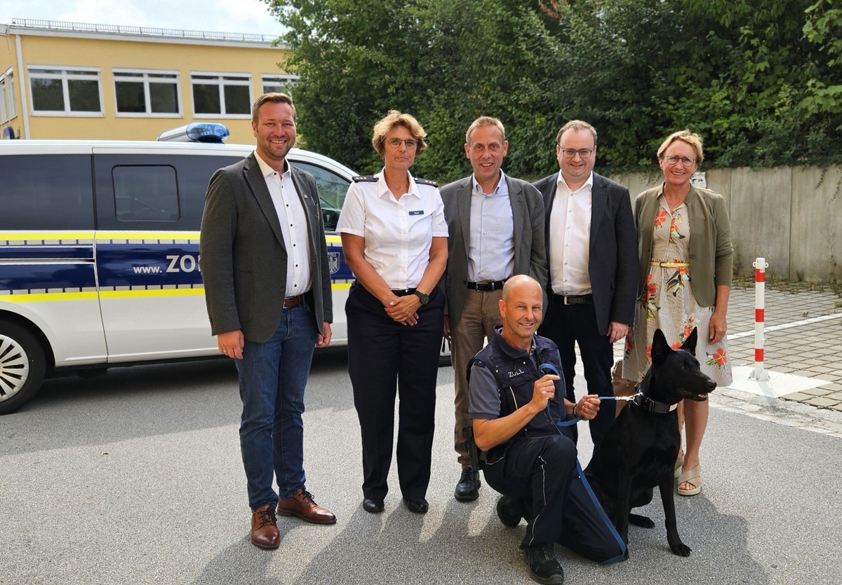 Foto (Stefanie Starke): (v. l.) MdL Josef Heisl, RDin Petra Seidl, MdB Hans Koller, MdL Stefan Meyer und MdL Roswitha Toso sowie Hans Georg Urich (unten kniend) mit Sp�rhund Odin.