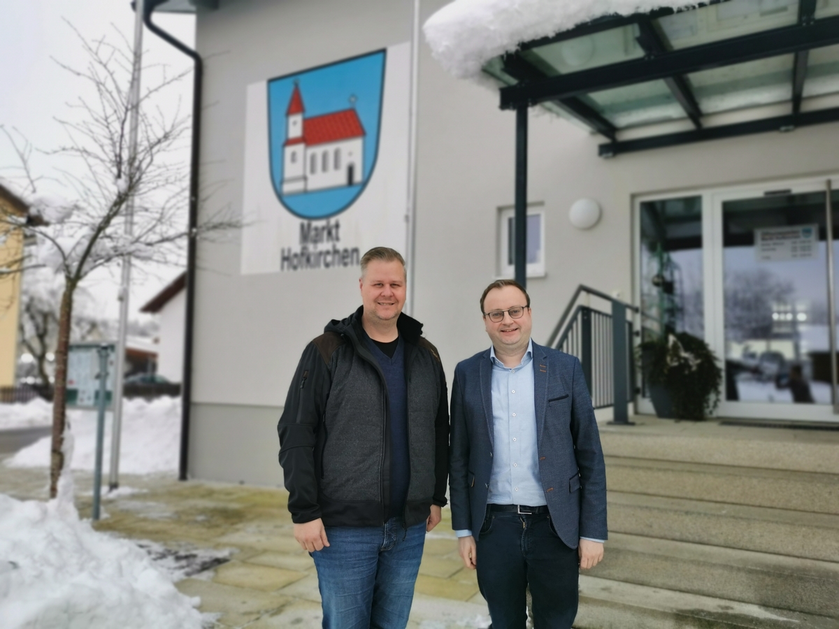 Foto (Stefanie Starke): (v. l.) Hofkirchens Brgermeister Josef Kufner im Gesprch mit MdL Stefan Meyer. 