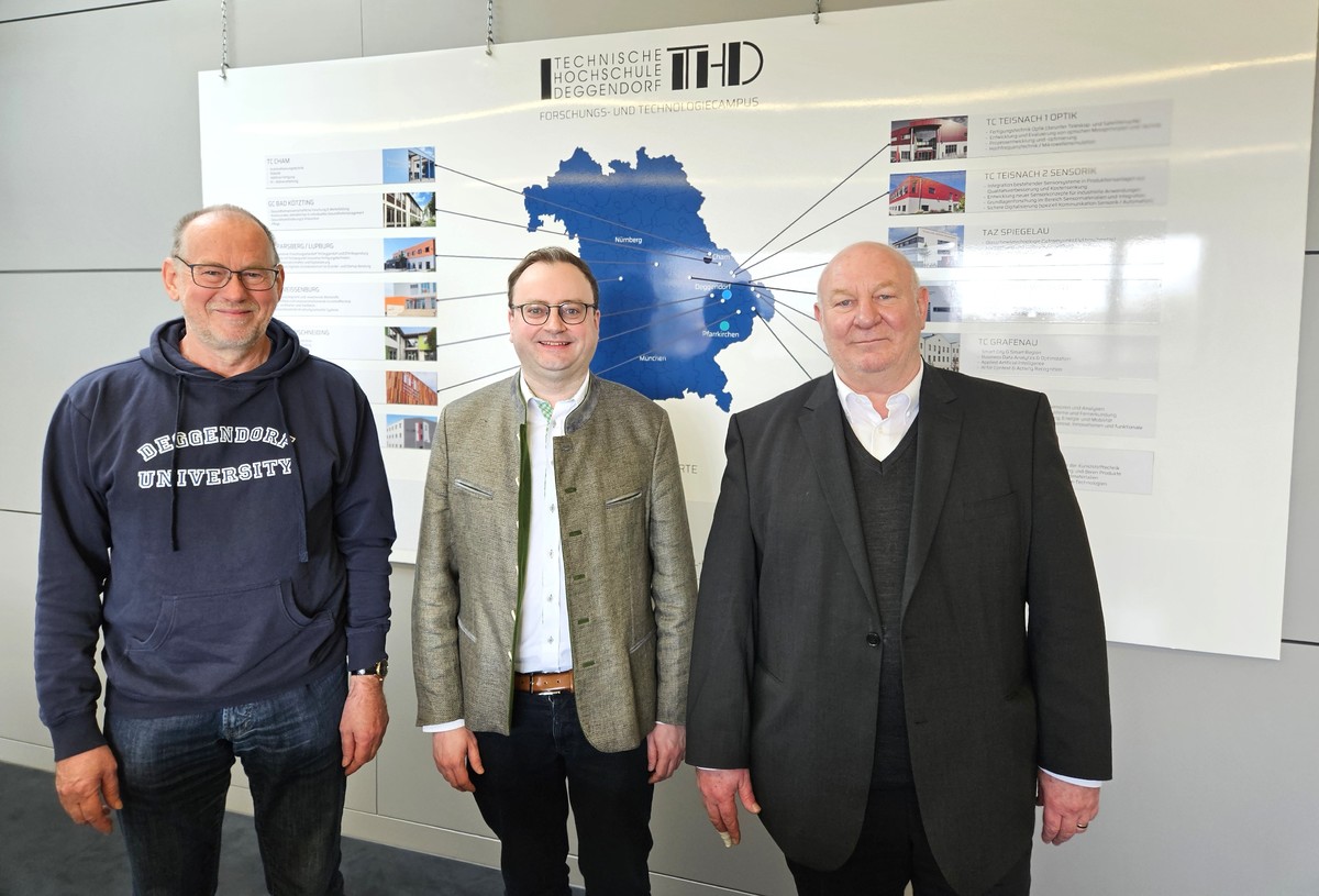 Foto (Stefanie Starke): (v. l.). Hochschulprsident Prof. Dr. Peter Sperber, MdL Stefan Meyer und Vizeprsident Prof. Waldemar Berg.