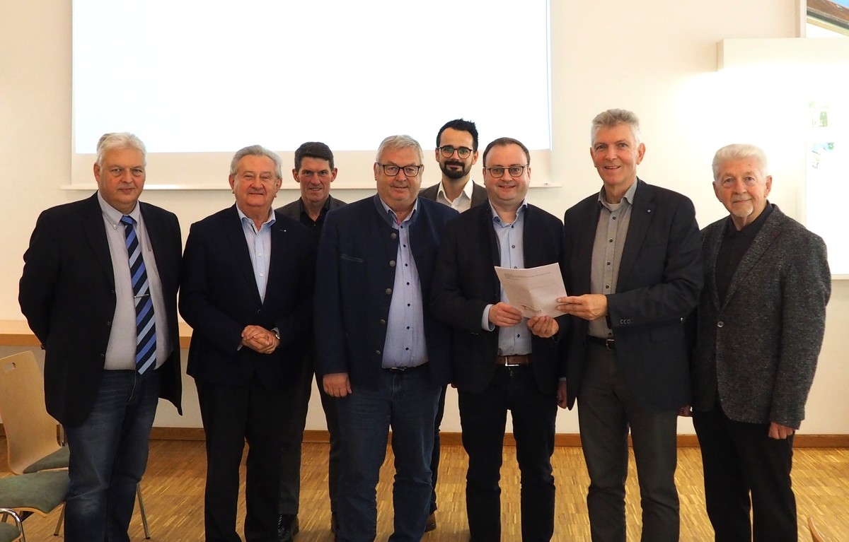 Der Frderkreis-Vorstand mit MdL Stefan Meyer und Maximilian Knab (3. u. 4. v. r.); (v.l.): Reiner Feldl, Franz Meyer, Gust Zitzlsperger, Harald Mayrhofer, Prof. Dr. Gerhard Waschler und Franz Schwarz