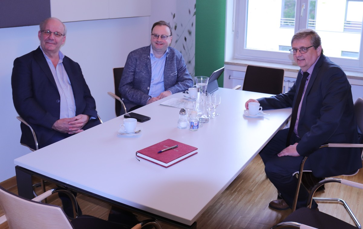 Bildunterschrift: Arbeitstreffen von (v.l.) MdL Christian Lindinger und MdL Stefan Meyer mit Hans-Peter Schmucker im Amt fr Lndliche Entwicklung Niederbayern (Foto: Mathias Mehler).