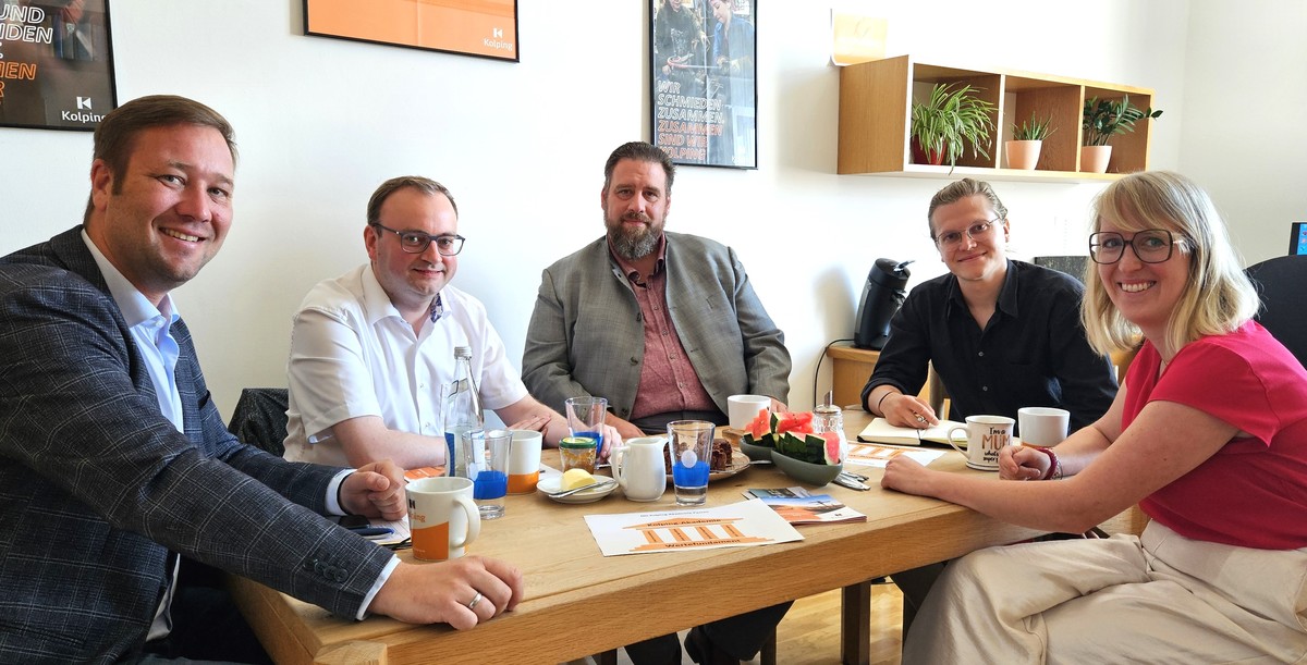 Foto (Stefanie Starke): (v. l.) MdL Stefan Meyer, MdL Josef Heisl, Dizesanvorsitzender Stephan Kroneder, Akademie-Leiter Yannik Stefani und die Dizesangeschftsfhrerin Christina Rogoderer.