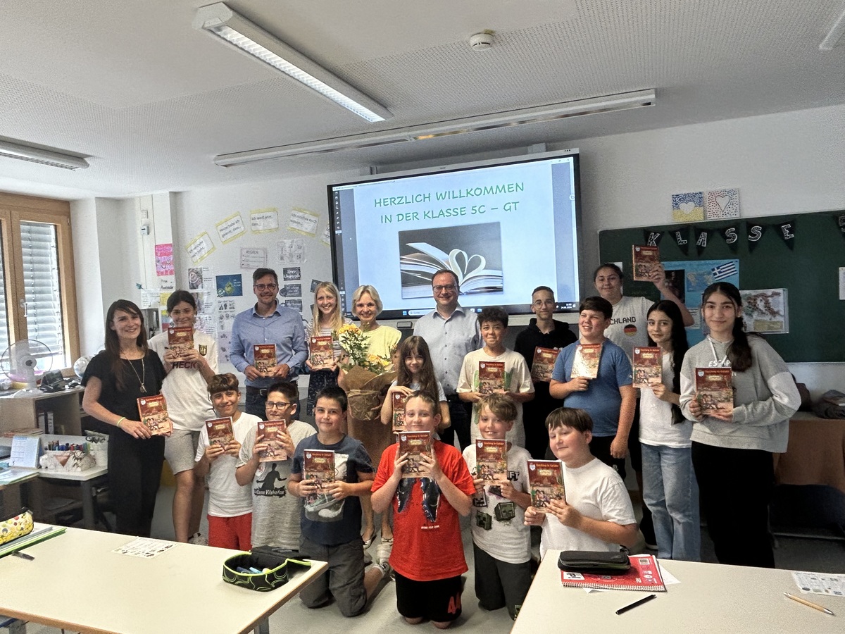  Foto (Veronika Greiler): (v. l.). Lehrerin Katharina Uttenthaler, zweiter v. l. Schulleiter Florian Zirbel,  Mitte  stv. Landrtin und Bezirksrtin Cornelia Wasner-Sommer sowie MdL Stefan Meyer umrahmt  von den Schlerinnen und Schlern der Klasse 5c-gt