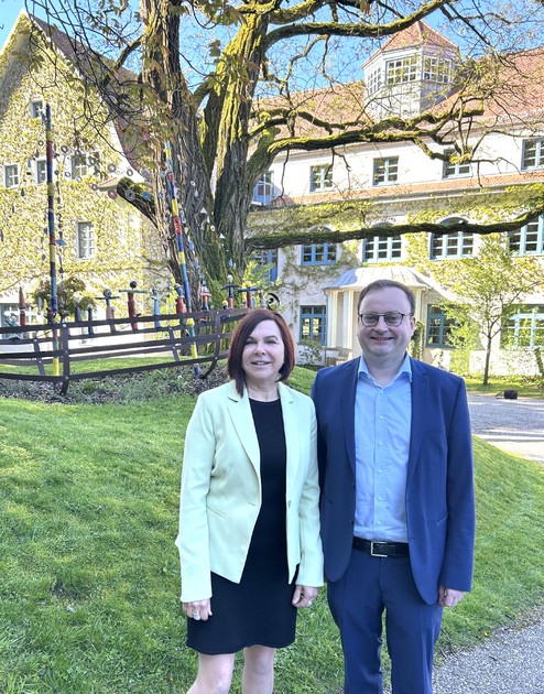  Foto (Veronika Greiler): (v. l.) Schulleiterin Heide Hesse und MdL Stefan Meyer.