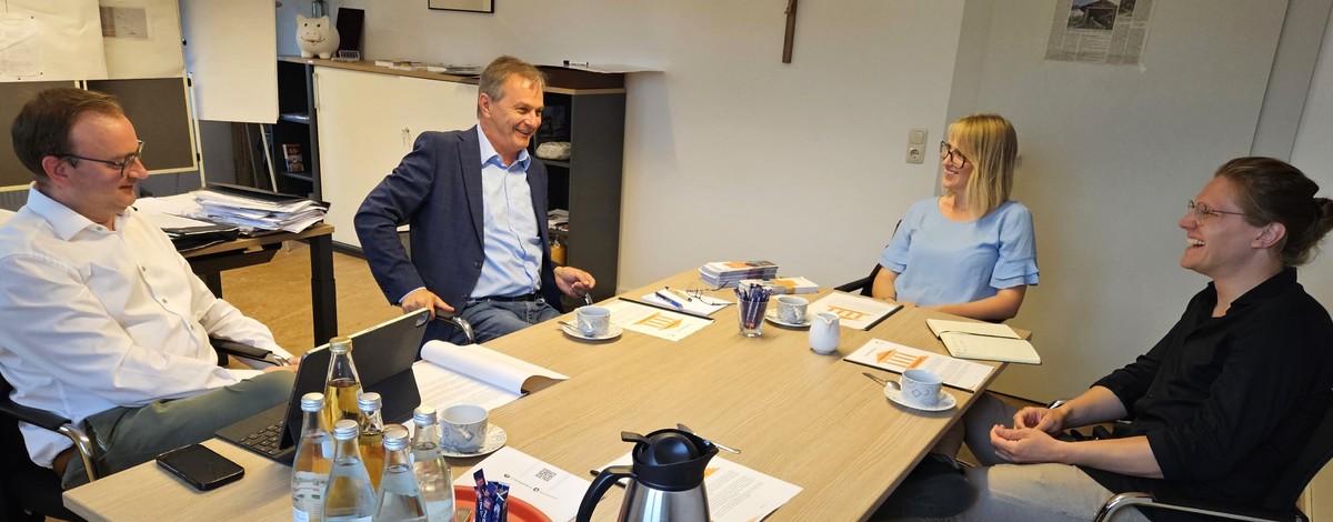 Foto (Stefanie Starke): (v. l.) MdL Stefan Meyer, Brgermeistersprecher Stephan Dorn, Dizesangeschftsfhrerin Christina Rogoderer und Akademie-Leiter Yannik Stefani.